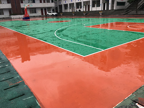 吉首瀘溪縣鎮(zhèn)中完小學塑膠籃球場，羽毛球場